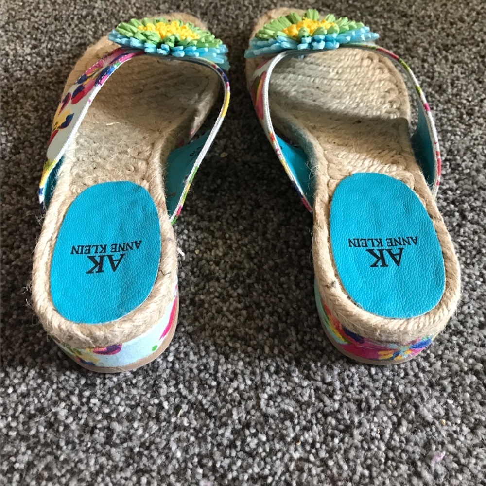 Anne Klein Women’s Flower Sandals / Flip flops - Peggy - Never Worn -Size 6M - Picture 6 of 6